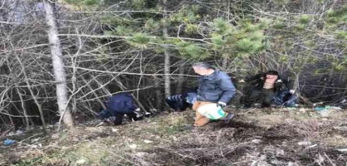 Ormancılar, köylülerle ormanda çöp topladı