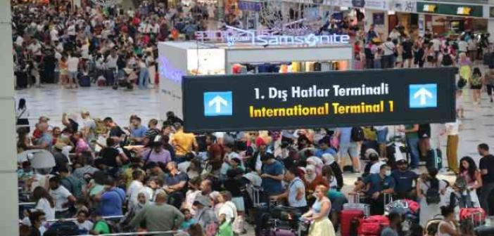 Pandemide dışarı çıkamayan yaşlı turistler, tatil için Türkiye’ye akın ediyor