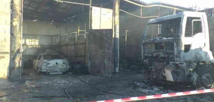 Belediyenin garajında patlama: Makam aracı yandı, çöp toplama aracı hasar gördü