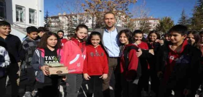 Başkan Özdemir: "Gençlerimize bu tatil döneminde bol bol kitap okumalarını tavsiye ediyorum"