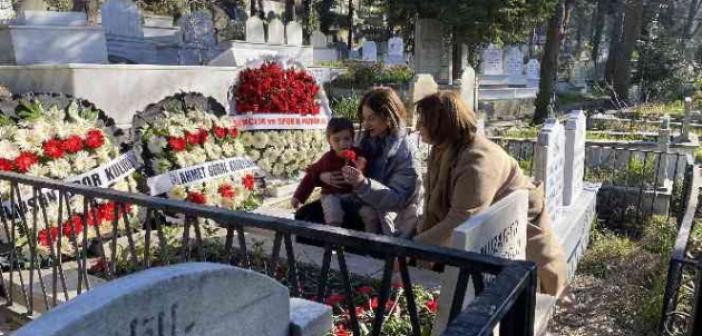 Trafik kazasında hayatını kaybeden futbolcu mezarı başında anıldı