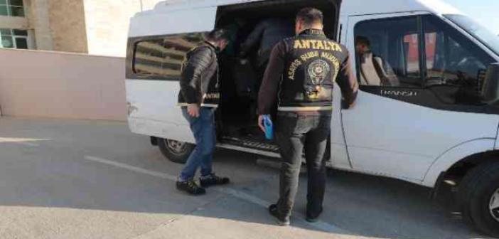 Antalya’da toplam 84 yıl hapis cezasıyla aranan 5 firari yakalandı