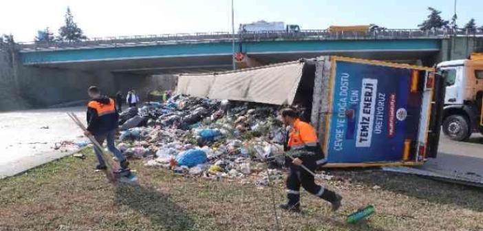 Atakum Belediyesinin çöp tırı devrildi, çöpler yola saçıldı