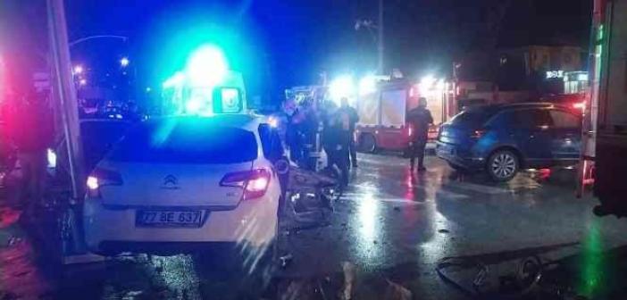 Yalova’da iki otomobil çarpıştı: 1’i ağır 4 yaralı
