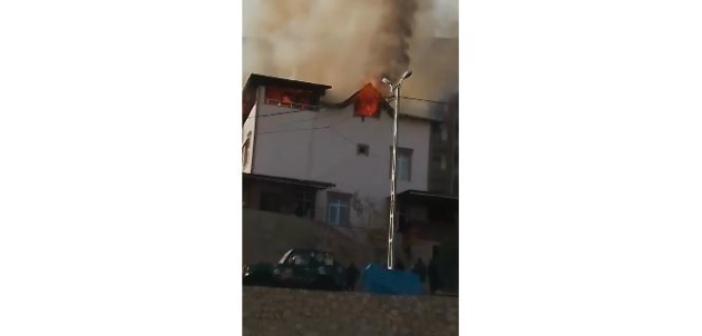 Ardanuç’ta 2 katlı binada yangın çıktı