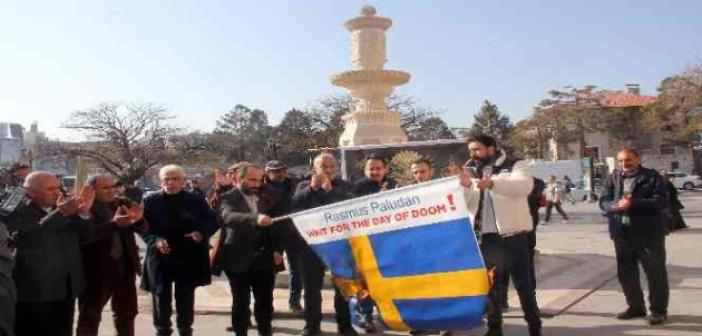 İsveç’te Kur’an-ı Kerim’in yakılmasını Erzincanlı gençler İsveç bayrağını yakarak protesto etti