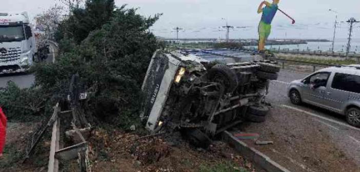 Samsun’da devrilen kamyonetin sürücüsünü emniyet kemeri kurtardı