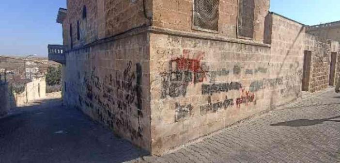 Turizm ilçesi Midyat’ta duvar yazıları ve düzensiz çevre dikkat çekiyor