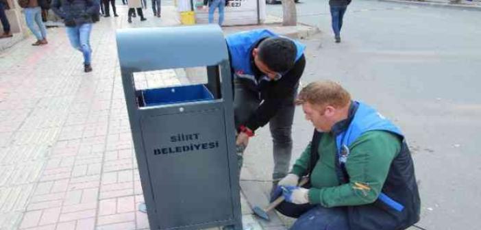 Siirt belediyesi eskiyen çöp kutuları yenileniyor