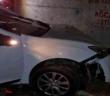 Seyir halindeki otomobil köprünün altından geçerken duvara çarptı: 3 yaralı