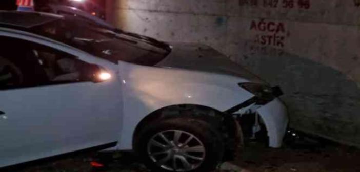Seyir halindeki otomobil köprünün altından geçerken duvara çarptı: 3 yaralı
