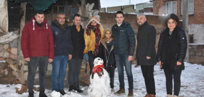 Kaymakam, çocuklarla kar topu oynadı, kardan adam yaptı