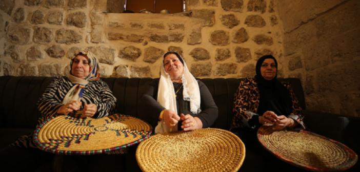 Mardinli kadınlar, elle şehriye kesme geleneğini sürdürüyor