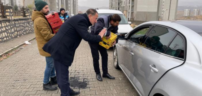 Artuklu Belediyesi Dışarda Kalan Vatandaşlara İkramlarda Bulundu