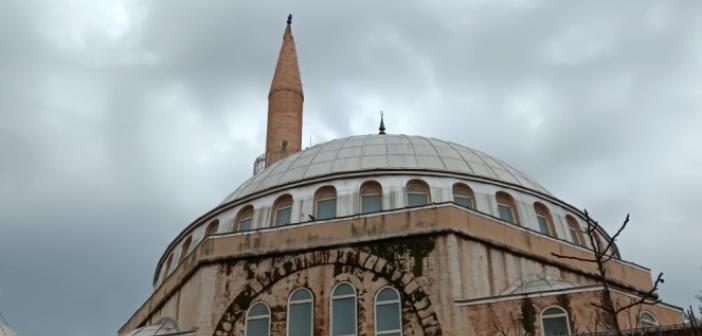 Minaredeki hasar camiyi tedbiren  kapattırdı