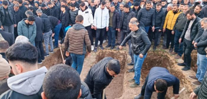 Depremde hayatını kaybeden anne, baba ve çocukları yan yana defnedildi