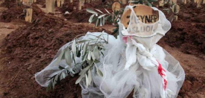Deprem bölgesinden yürek burkan görüntüler! Not bırakan da var üzerini örten de