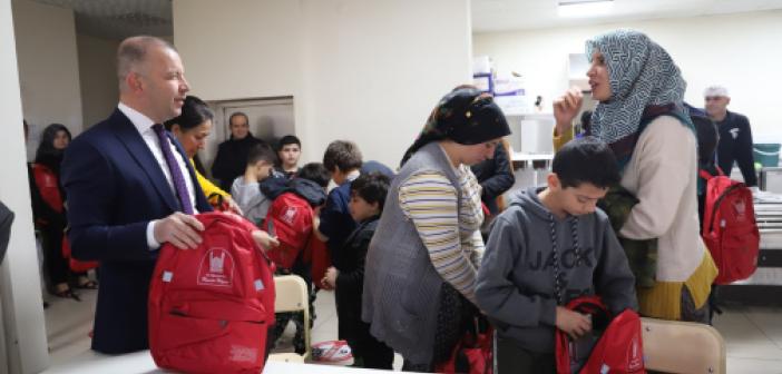 Depremzede Öğrencilere okul çantası hediyesi