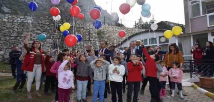 Depremzede çocuklar ‘tek katlı ev’ dileyerek balonları gökyüzüne saldı