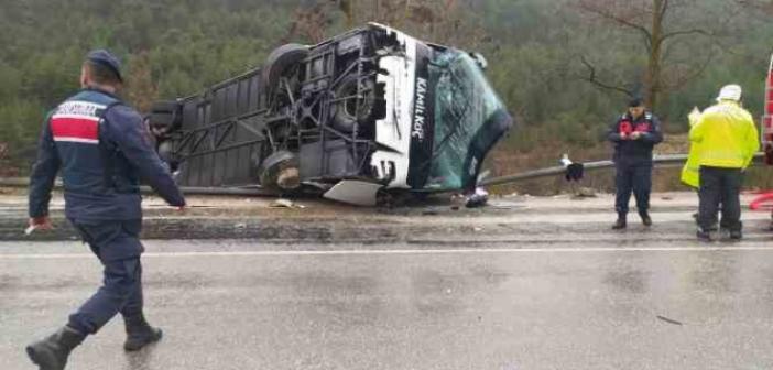Isparta-Antalya karayolunda yolcu otobüsü devrildi: 8 yaralı