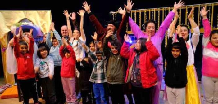 Ayvalık’ta belediye tiyatrosu depremzede çocukları unutmadı