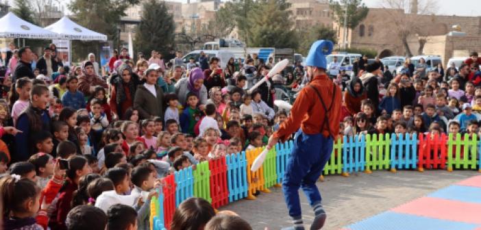 Misafir çocuklar gönlünce eğlendi