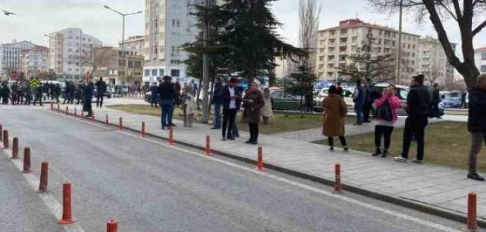 Kayseri 4.7 büyüklüğündeki depremle sallandı, vatandaşlar sokağa döküldü