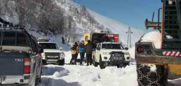 Kar nedeniyle 30 gündür yolu kapalı olan köye ulaşılarak acil hastalar hastaneye nakledildi