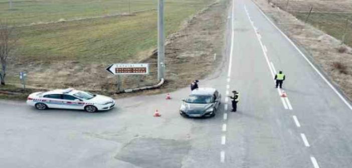 Aksaray’da trafik jandarması trafiği havada denetliyor