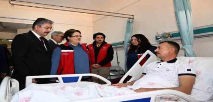 Bakan Yanık hastanede tedavisi süren depremzedeleri ziyaret etti