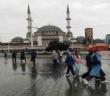 Taksim’de kuvvetli rüzgar ile yağış vatandaşlara zor anlar yaşattı