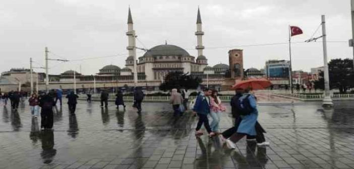 Taksim’de kuvvetli rüzgar ile yağış vatandaşlara zor anlar yaşattı