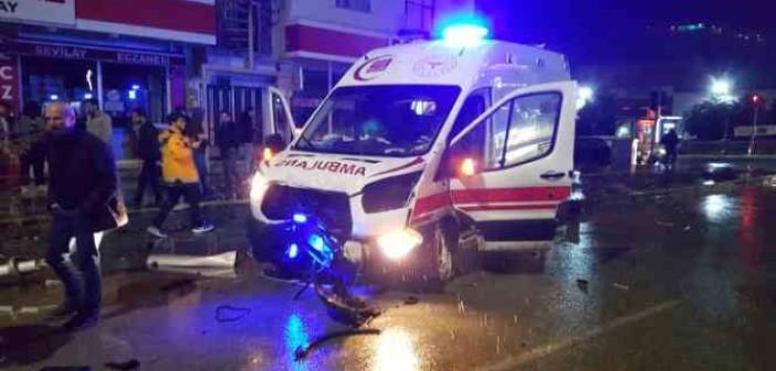 Hasta taşıyan ambulans otomobille çarpıştı