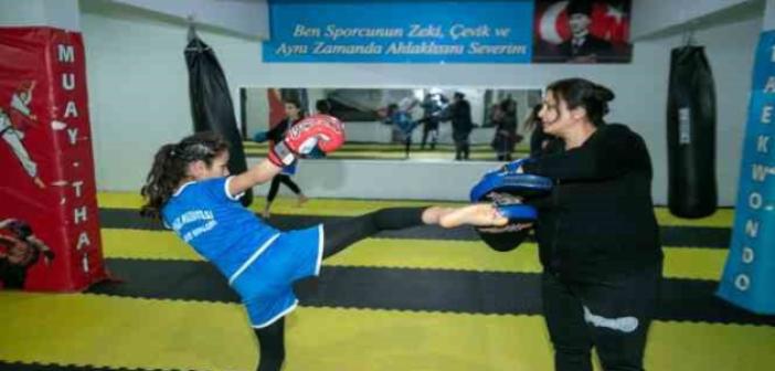 11 yaşındaki Muay Thai sporcusu Vasfiye Benek, Türkiye şampiyonu oldu