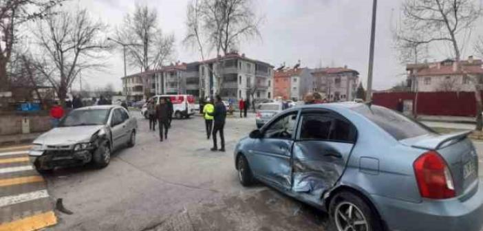 3 araçlı trafik kazası: 1 yaralı