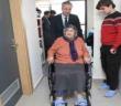 Ağrı’da yaşlı depremzede kadına tekerlekli sandalye verildi