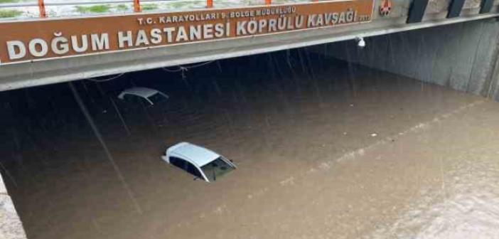 Diyarbakır’da araçlar sağanakla birlikte alt geçitte mahsur kaldı