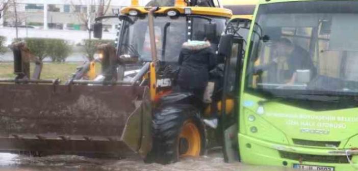 Diyarbakır’da selin ortasında mahsur kalan yolcuları vatandaş tahliye etti