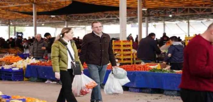 Ayvalık’ta Ergin çiftinden hem alışveriş hem sohbet