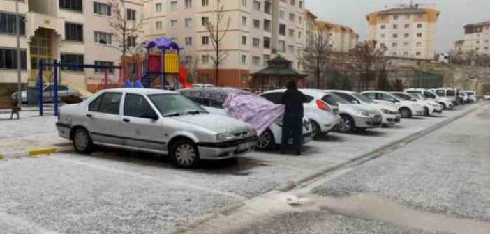 Aksaray’da şiddetli dolu yağışı şehri beyaza bürüdü