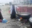 Usta öğreticiler depremzedelere yemek yapıyor