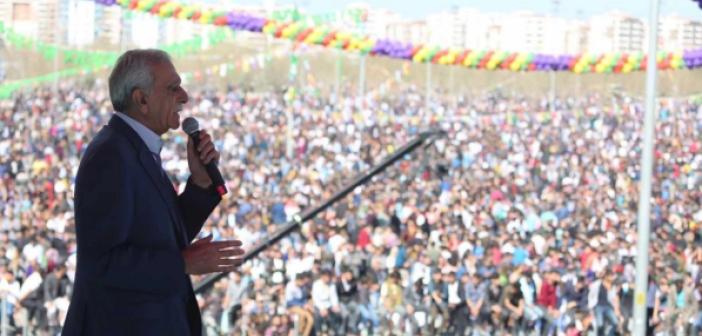 HDP'li Ahmet Türk, Diyarbakır Newroz'un da konuştu