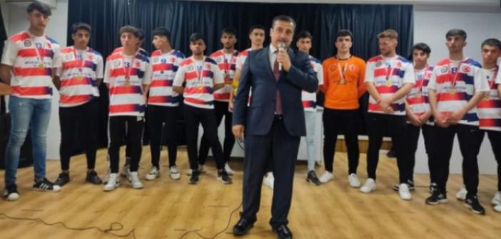 Milli Eğitim Müdürü şampiyonları tebrik etti