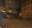 Bayrampaşa’da binanın istinat duvarı çökünce vatandaşlar iftarı sokakta yaptı