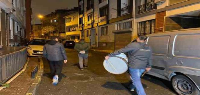 Beyoğlu’nun fenomen Ramazan davulcusu depremzedeler için mani söyledi