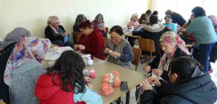 Burdur’da kalan depremzedeler el sanatları kursuyla kendilerini geliştiriyor