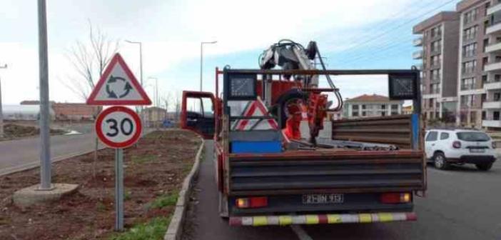 Diyarbakır’da yol güvenliği için trafik levhaları konuldu