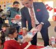 Kaymakam Karakaş öğrencilere oyuncak verdi