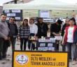 Öğretmen ve öğrenciler depremzedeler için pazarda çay sattılar