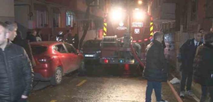 Bağcılar’da çıkan çatı yangını çevredeki 3 binaya sirayet etti